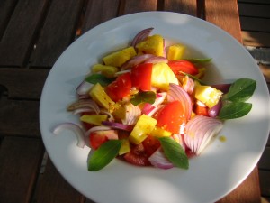 Ananassalat mit Tomaten und Zwiebeln