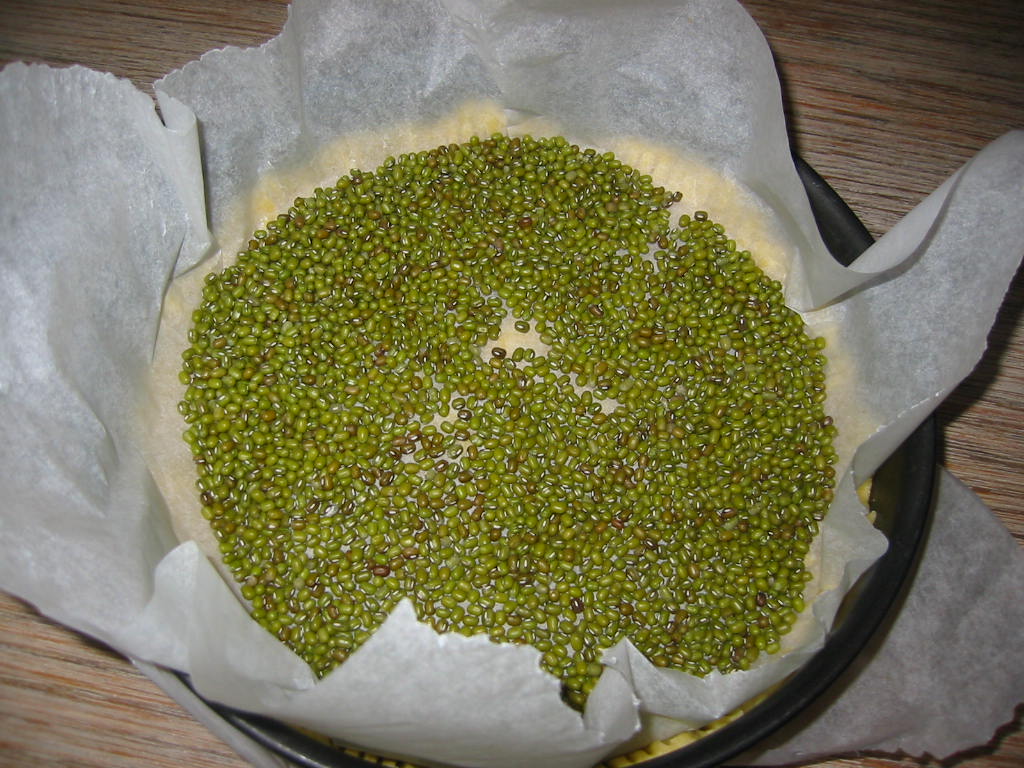 das blind Backen eines Mürbeteigs