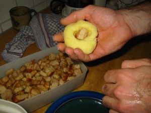 die Knödel werden mit Brotwürfeln gefüllt