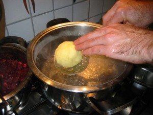 die Knödel kommen in kochendes Salzwasser